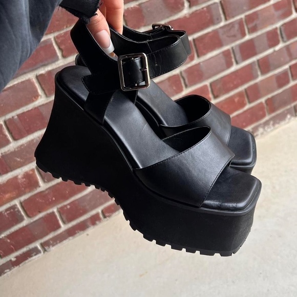 delias chunky platform buckle sandals 🧚🏼♀️ - Picture 4 of 9